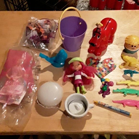 ASSORTMENT VINTAGE  Toys Other - ASSORTMENT OF  VINTAGE  TOYS  AND COLLECTIBLES.
